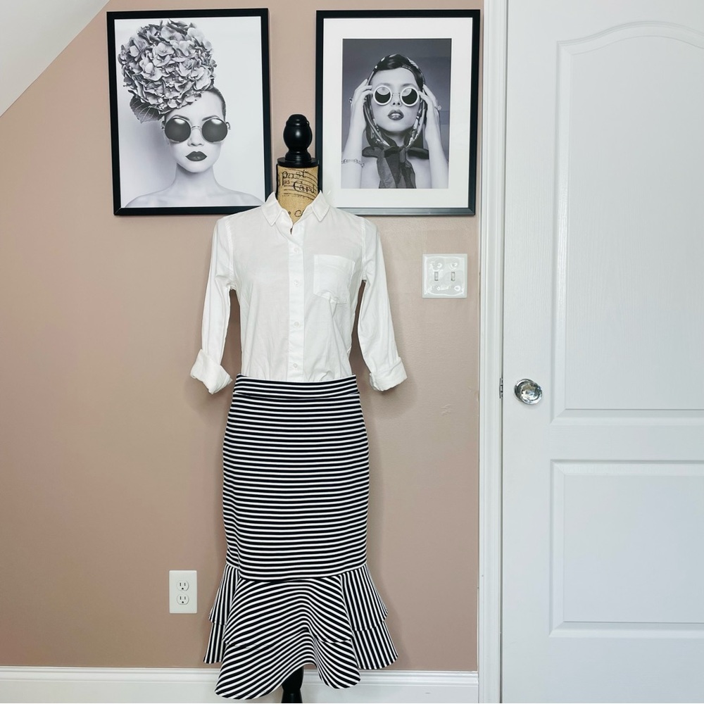 Banana republic black/white striped skirt